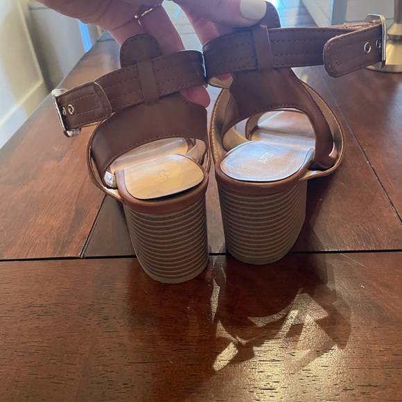 Adorable faux leather heels - Picture 5 of 5